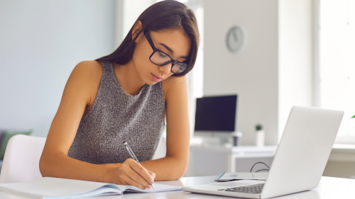 Traineeship statt Karriere-Stress: Warum der sanfte Einstieg oft der bessere ist