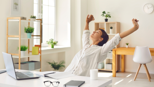 Digitales Abschalt-Ritual: Dienstlaptop wegräumen, um Work-Life-Balance im Homeoffice zu schützen.