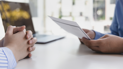 Red Flags im Arbeitszeugnis – worauf du achten solltest