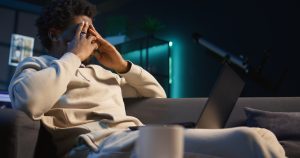 Burnout im Job erkennen: Visuelle Darstellung von emotionaler Erschöpfung am Arbeitsplatz mit Fokus auf Burnout Prävention und Genesung.