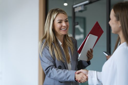 Emotional Intelligence Führungskraft spricht mit Mitarbeiter – emotional intelligence im Gespräch