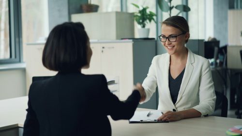 Onboarding neu gedacht: Neue Mitarbeitende arbeiten produktiv zusammen im Team