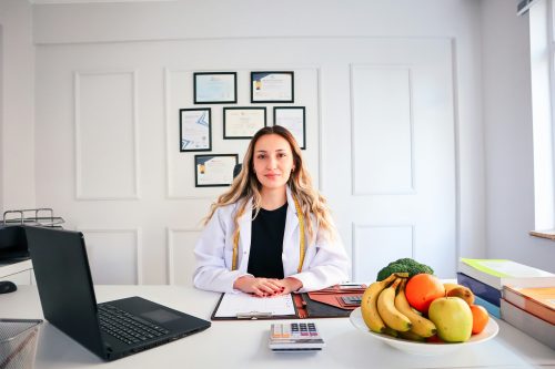 Gesunde Mitarbeitende am ergonomischen Arbeitsplatz